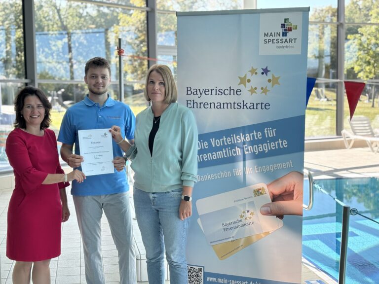 Gruppenfoto im M2 Bad am Maradies in Marktheidenfeld: Urkundenübergabe durch Landkreis-Vertreterinnen zur Bayerischen Ehrenamtskarte.