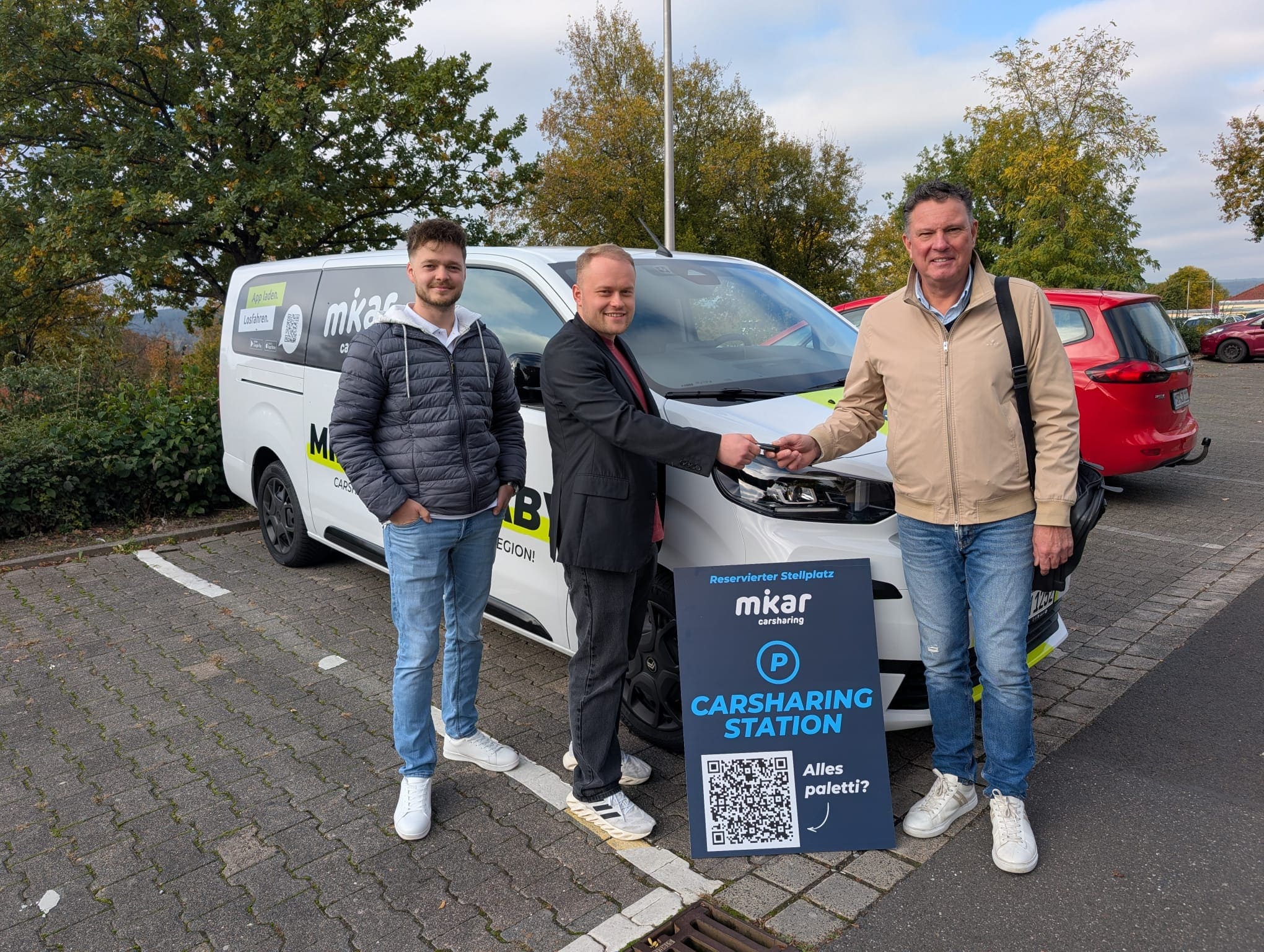 Fahrzeugübergabe am M2: mikar Carsharing